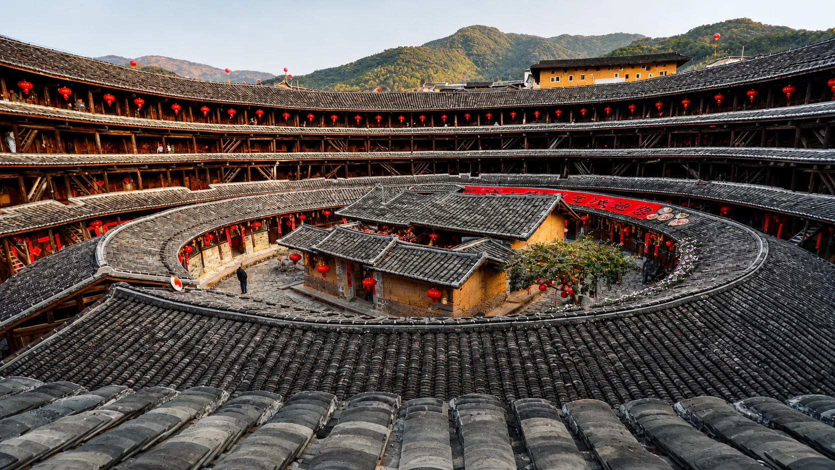 福建山区环形土楼内部景观