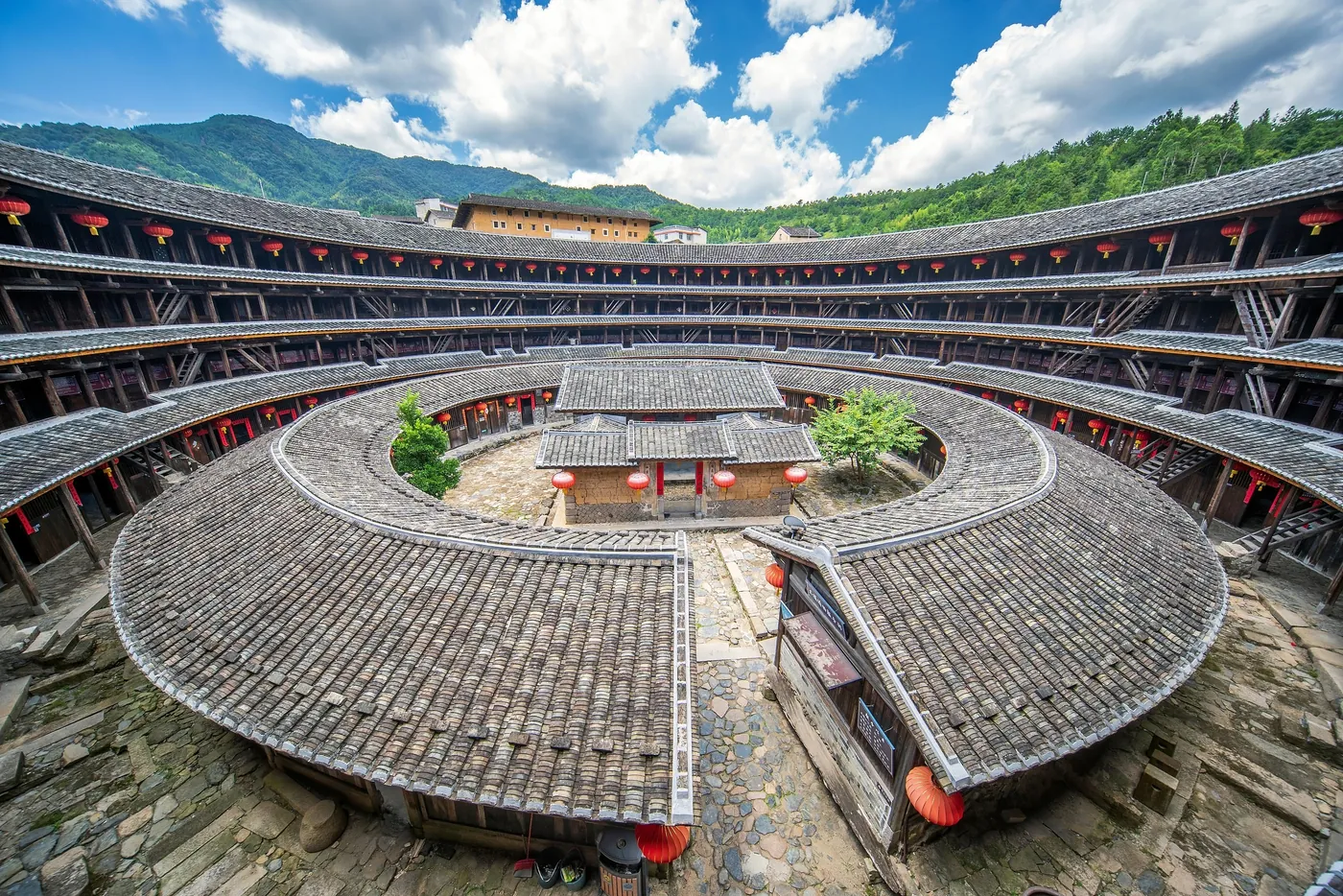 故乡重访与家族记忆